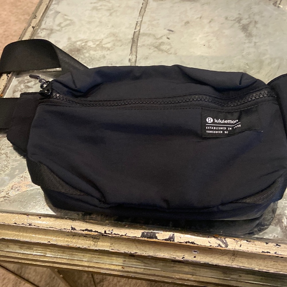 Lululemon Clean line belt bag
